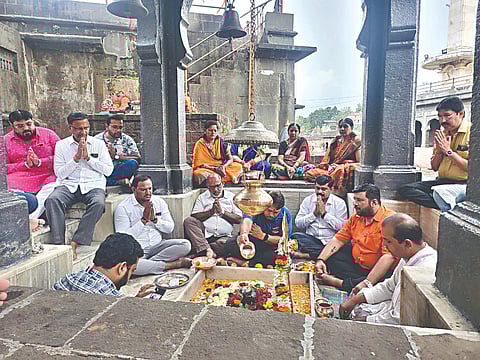 नाशिक : बाणेश्वर मंदिरात दुग्धाभिषेक करताना भाजपचे मुख्यालय प्रभारी रवि अनासपुरे, आ. देवयानी फरांदे आदी.