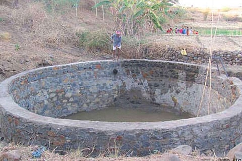 पिंपळनेर : भावडू कारंडे यांचा मृतदेह आढळून आलेली खासगी विहीर.