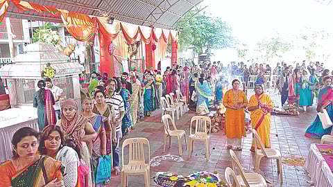 नाशिक : गंगापूर रोडवरील तुळजा भवानी मंदिरात झालेली गर्दी.(छायाचित्रे : हेमंत घोरपडे)