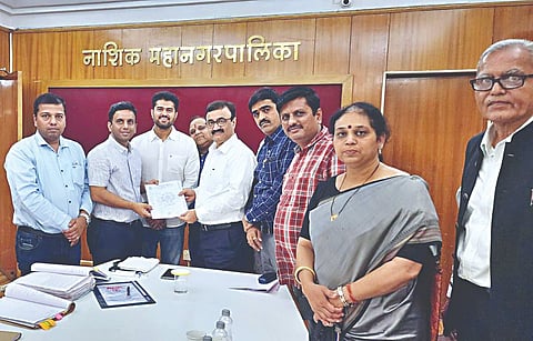 सिडको : डॉ. चंद्रकांत पुलकुंडवार यांना निवेदन देताना निखिल पांचाळ, धनंजय बेळे, राजेंद्र पानसरे, ललित बुब, राजेंद्र कोठावदे, योगिता आहेर.