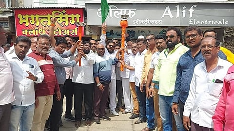 मनमाड : एकात्मता चौकात फटाक्यांची अतिषबाजी करत जल्लोष करताना शिवसेनिक. (छाया: रईस शेख)