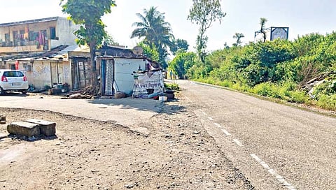 सातारा : विद्युत पोल, पाण्याच्या पाईप लाईन हटवा