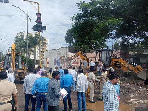 नाशिक : मिर्ची चौकात अतिक्रमण जमीनदोस्त करतांना अतिक्रमण विभागाचे अधिकारी व कर्मचारी व तेथे जमलेला पोलिसांचा फौजफाटा व नागरिकांची गर्दी (छाया : गणेश बोडके)