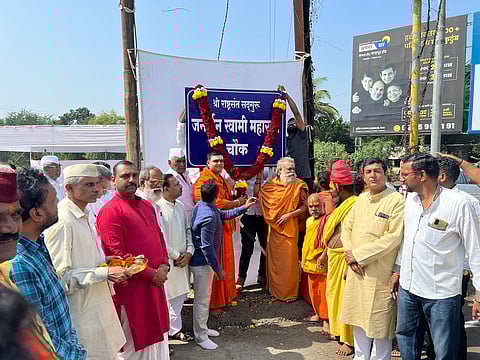 पंचवटी : बस दुर्घटनेतील मृतांना श्रद्धांजली अर्पण व चौकाच्या फलक अनावरणप्रसंगी अनिकेत शास्त्री महाराज, संतोषगिरी महाराज, दिनेश शास्त्री गायधनी, महंत सुधीरदास पुजारी, गौरव शास्त्री अगस्ते आदी धर्माचार्य व मान्यवर पदाधिकारी आणि नागरिक (छाया: गणेश बोडके).