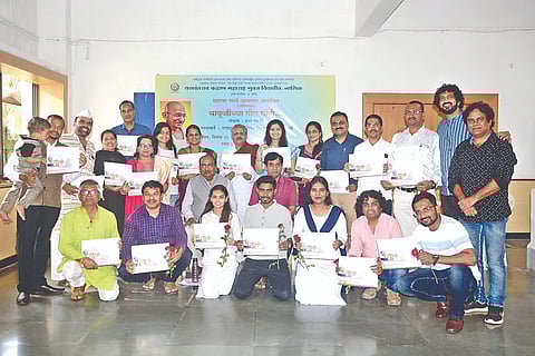 नाशिक : ‘बापूजींच्या गोड गोष्टी’ या नाट्यमय अभिवाचन कार्यक्रमात सहभागी झालेले विद्यार्थी.