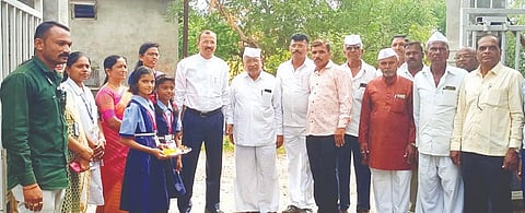 मनेगाव : जि. प. सेमी इंग्रजी शाळेत फटाकेमुक्त दिवाळी आणि प्लास्टिकमुक्त गाव या उपक्रमाची सुरुवात करताना गटविकास अधिकारी मधुकर मुरकुटे, रत्नाकर सोनवणे, सुरेश कपिले आदी.