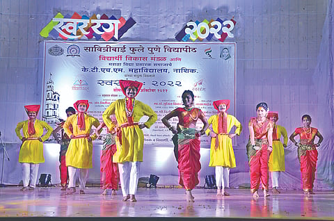 नाशिक : ‘स्वररंग-2022’ युवक महोत्सवात कलाविष्कार सादर करताना विद्यार्थी. (छाया : हेमंत घोरपडे)