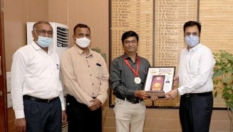 Blood Donation Day : शतकवीर रक्तदाता अधिकारी, तब्बल 102 वेळा रक्तदान