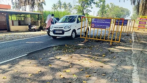 कोल्हापूर-रत्नागिरी मार्ग खड्ड्यांमुळे धोकादायक; अपघात टाळण्यासाठी ग्रामस्थांनी लावली बॅरिकेट्स