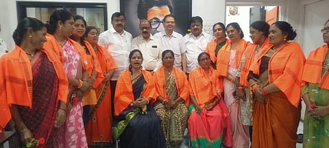 नाशिक : रणरागिणींच्या धाडसाबद्दल त्यांचा सत्कार करताना उपनेते सुनील बागूल.