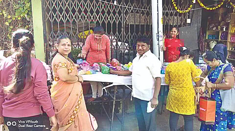 नाशिक : रांगोळी खरेदी करताना ग्राहक.