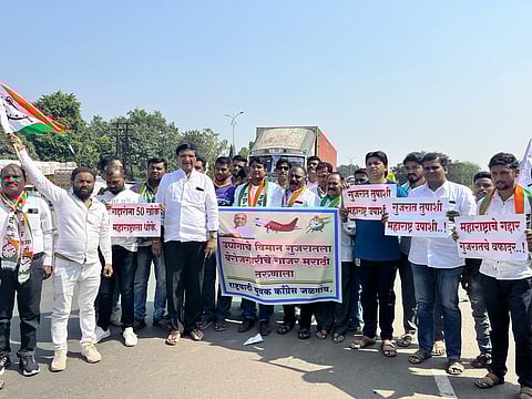 जळगाव : आकाशवाणी चौकात रास्ता रोको आंदोलन करताना राष्ट्रवादी काँग्रेसचे पदाधिकारी व कार्यकर्ते. (छाया : चेतन चौधरी)