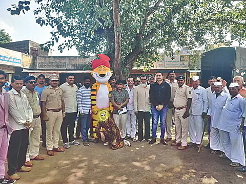 नाशिक : वन्यजीव सप्ताहानिमित्त मानव-बिबट्या सहजीवनाबाबत जनजागृती करताना वनविभागाचे अधिकारी-कर्मचारी.