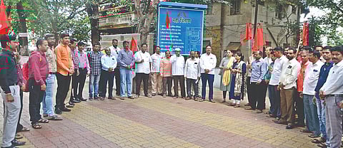 नाशिकरोड : बोनस व अन्य मागण्यांसाठी निदर्शने करताना कर्मचारी. (छाया : उमेश देशमुख)