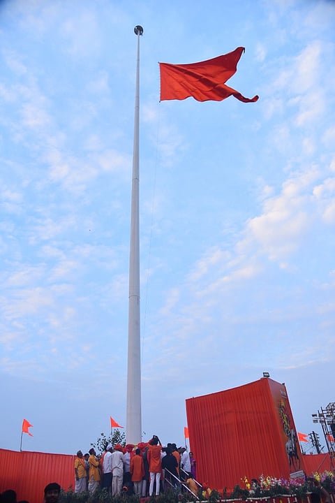 कळवण : शिवतीर्थावर हजारो शिवभक्तांच्या उपस्थितीत उंच भगवा मानाने फडकलेला शिवध्वज.