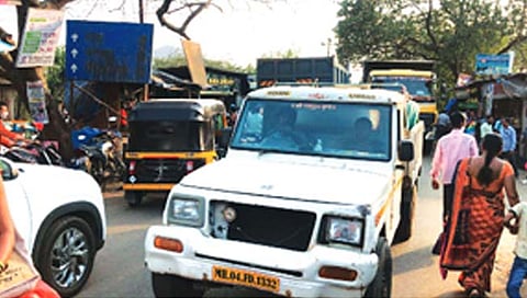 पालघर : सफाळे रेल्वे फाटक दिवसेंदिवस बनतोय ‘मृत्यूचा मार्ग’