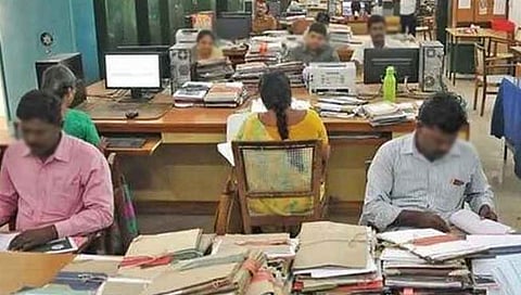 सरकारी कर्मचाऱ्यांनो , कामात हलगर्जीपणा कराल तर गमवावी लागेल पेन्शन