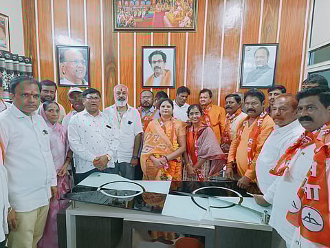 धुळे : येथील पंचायत समितीत निवडणूक आलेले सभापती वंदना मोरे, उपसभापती देवेंद्र माळी. समवेत आदी मान्यवर. (छाया: यशवंत हरणे)