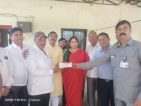 सातपूर : भिंत कोसळून झालेल्या नुकसानीमध्ये नुकसानग्रस्ताना मदतीचा धनादेश वाटप करताना आ.सीमा हिरे, विलास शिंदे, रामहरी संभेराव, गोकुळ निगळ, पवन दोंदे आदी.(छाया : सागर आनप).