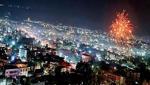 सातारा : दीपोत्सवाच्या झगमगाटाने उजळला आसमंत