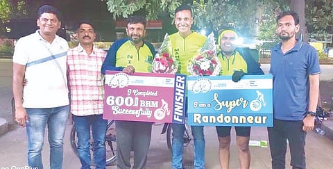 सिन्नर : सायकल राइड पूर्ण करणाऱ्या नितीन व योगेशचे अभिनंदन करताना महेंद्र महाजन, उदय गायकवाड, भास्कर गोजरे व विलास तांबे.