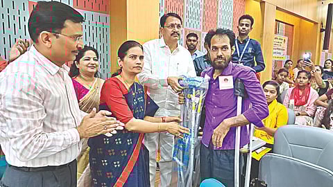 नाशिक : दिव्यांग बांधवांना साहित्यवाटप करताना ना. डॉ. भारती पवार, गिरीश पालवे, डॉ. अशोक थोरात.