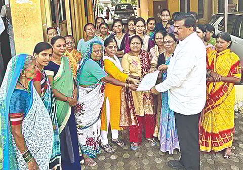 सिडको : घंटागाडी सेवेसाठी सुधाकर बडगुजर यांना निवेदन देताना रायगड चौकातील महिला रहिवासी. (छायाचित्र : राजेंद्र शेळके)