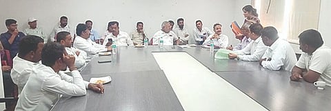 सिन्नर : नगरपालिका सभागृहात बैठकीत बोलताना आमदार माणिकराव कोकाटे. समवेत मुख्याधिकारी संजय केदार, हेमलता दसरे, नामदेव लोंढे, मेहमूद दारुवाला आदी.