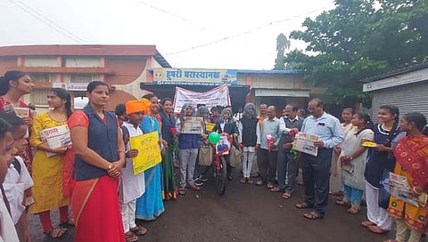 कोल्हापूर : हुपरीत वृत्तपत्र विक्रेत्यांचा सत्कार; अब्दुल कलाम यांच्या वेशभूषेत विद्यार्थ्यांनी केले दै. पुढारीचे वितरण