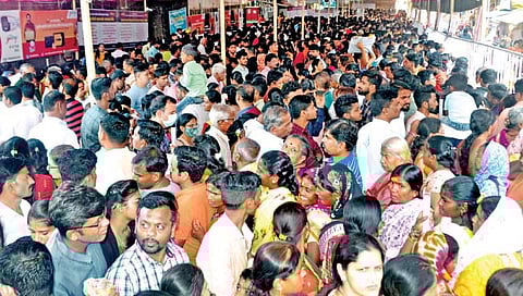 कोल्हापुरात भक्तांचा महापूर; आठ लाखांवर भाविक अंबाबाई दर्शनाला