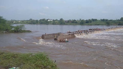 सोलापूर : माळीनगर येथील नीरा नदीवरील बंधाऱ्याचा भराव तुटला