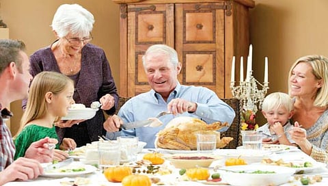 कुटुंबासह एकत्र भोजन करणे ठरते लाभदायक