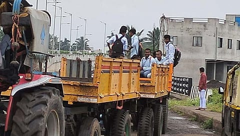 सांगली : एसटी वेळेत नसल्याने मळणगाव येथील विद्यार्थ्यांचा ट्रक्टर-ट्रॉलीमधून प्रवास