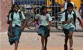 कर्जत : पुलाअभावी विद्यार्थी शिक्षणापासून वंचित, नदी पार करण्यासाठीचे जुगाड तहसीलदारांनी केले जप्त; पूल उभारणीची मागणी