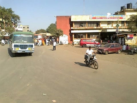 राजगुरुनगर बसस्थानक नव्हे, खड्ड्यांचे आगार, धोकादायक खड्ड्यांतून काढावा लागतो मार्ग