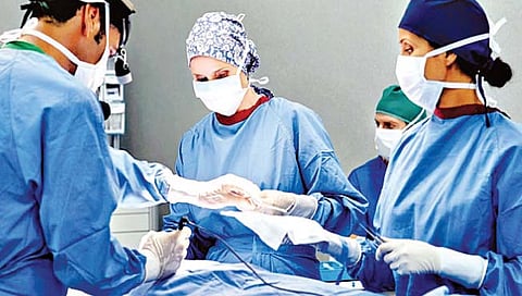 पाच वर्षांनंतर महिलेच्या पोटातून काढली कात्री