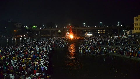 गोदाघाटावर रावण दहन(छाया-हेमंत घोरपडे)