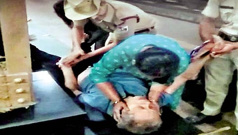 धावत्या रेल्वेत हार्टॲटॅक; पत्नीने दिला श्वास; 33 सेकंदांत मृत्यूवर मात!