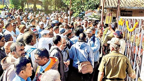 ‘दौलत’ कामगारांची दगडफेक