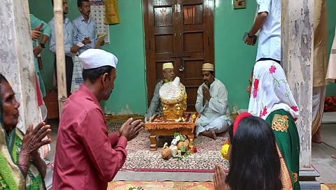 त्र्यंबकेश्वर : त्र्यंबकराजाच्या सुवर्ण मुखवट्याचे विधिवत पूजन करताना पुजारी व मानकरी.