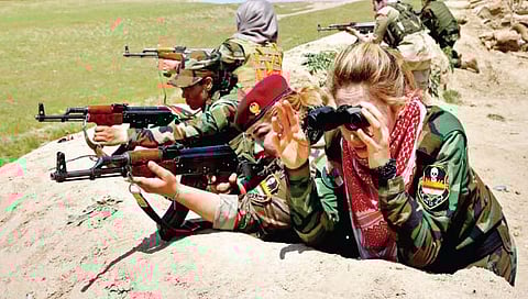 हिजाबविरोधी तरुणींनी इराण सरकार विरोधात उचलल्या बंदुका