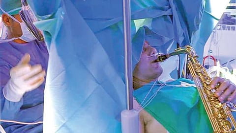 शस्त्रक्रियेवेळी ‘तो’ वाजवत होता सॅक्सोफोन