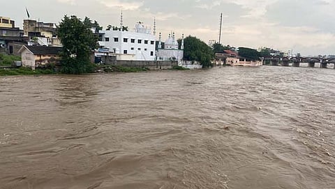 बारामती : कऱ्हेला पूर, बारामती- मोरगाव रस्त्यावर पाणी