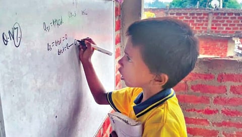 आठ वर्षांचा मुलगा दहावीच्या मुलांना शिकवतो गणित