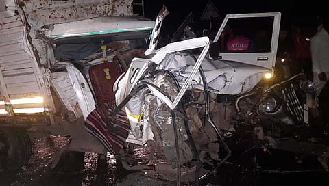 बीड-केज रोडवर एसटी बस आणि पिकअपचा अपघात; एका मजुराचा मृत्यू