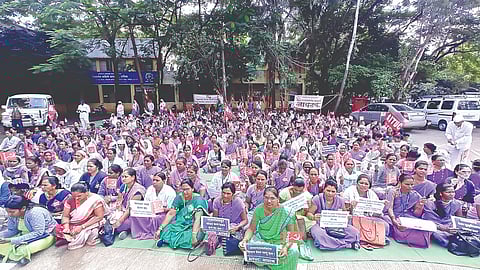 नाशिक : विविध मागण्यांसाठी निदर्शने करताना आशा व गटप्रवर्तक. (छाया : हेमंत घोरपडे)