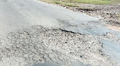 बारामती रस्त्यावरील कठीणपूल येथे झालेली रस्त्याची दुरवस्था.