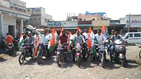 मनमाड : भारत जोडो यात्रेला पाठिंबा देण्यासाठी शहरातून युवक काँग्रेसच्या पदाधिकार्यांनी काढलेली दुचाकी रॅली. (छाया : रईस शेख)