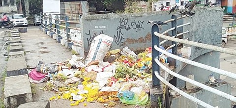 टिळक पुलावर गुरुवारी घटस्थापनेतील निर्माल्याचे साचलेले ढीग.