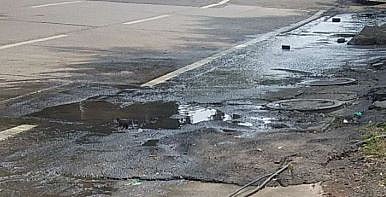 ड्रेनेजचे पाणी रस्त्यावर येऊन गंजपेठेत दुर्गंधी